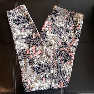 Gently used legging universe winter berry leggings
